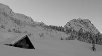 Photo 027 Chalet sous la neige devant la Pointe de la Vuzelle. Le wagon de tête est déjà dans les sapins.